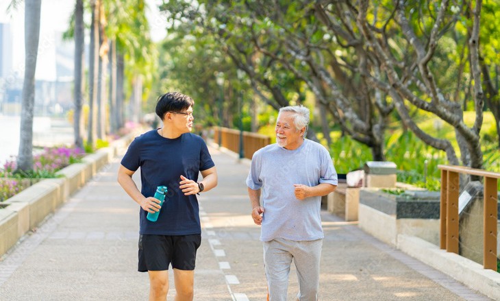 2 khung giờ đi bộ tốt nhất cho người cao tuổi- Ảnh 1.