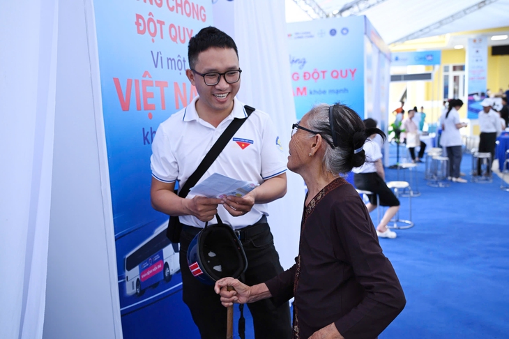 Khám, cấp thuốc miễn phí cho 1.000 người dân nghèo ở Huế- Ảnh 1.