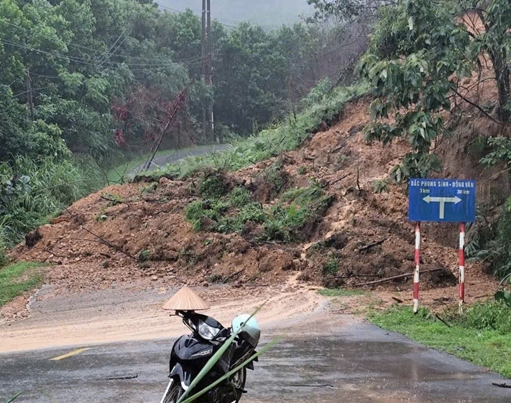 Mưa lớn ở Quảng Ninh gây ngập lụt, sạt lở nhiều nơi- Ảnh 5.