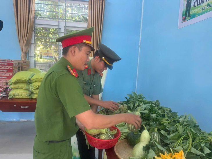 Ấm lòng ‘Cửa hàng 0 đồng’ của công an xã hỗ trợ người có hoàn cảnh khó khăn ở Khánh Hòa- Ảnh 1.