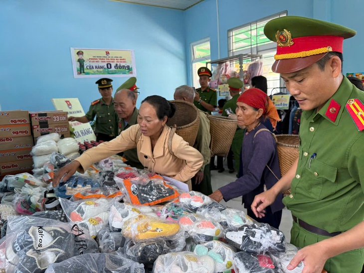 Ấm lòng ‘Cửa hàng 0 đồng’ của công an xã hỗ trợ người có hoàn cảnh khó khăn ở Khánh Hòa- Ảnh 2.