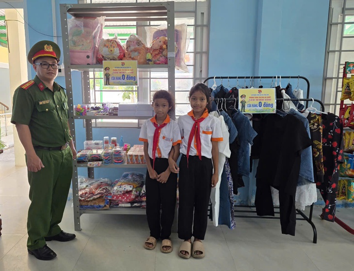 Ấm lòng ‘Cửa hàng 0 đồng’ của công an xã hỗ trợ người có hoàn cảnh khó khăn ở Khánh Hòa- Ảnh 4.