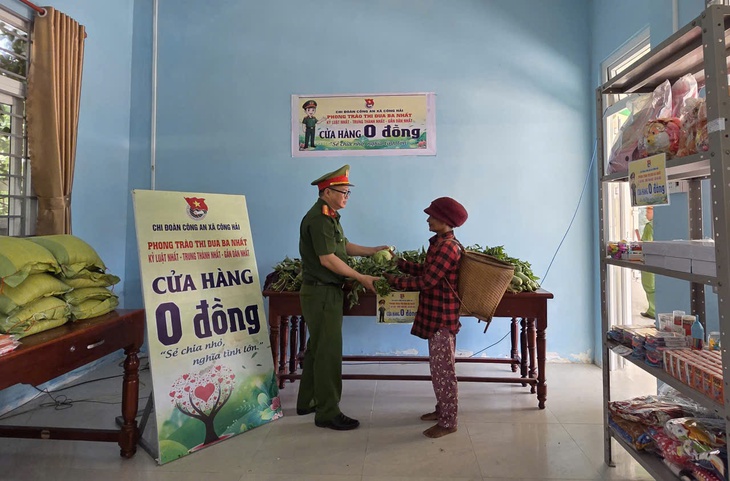 Ấm lòng ‘Cửa hàng 0 đồng’ của công an xã hỗ trợ người có hoàn cảnh khó khăn ở Khánh Hòa- Ảnh 5.