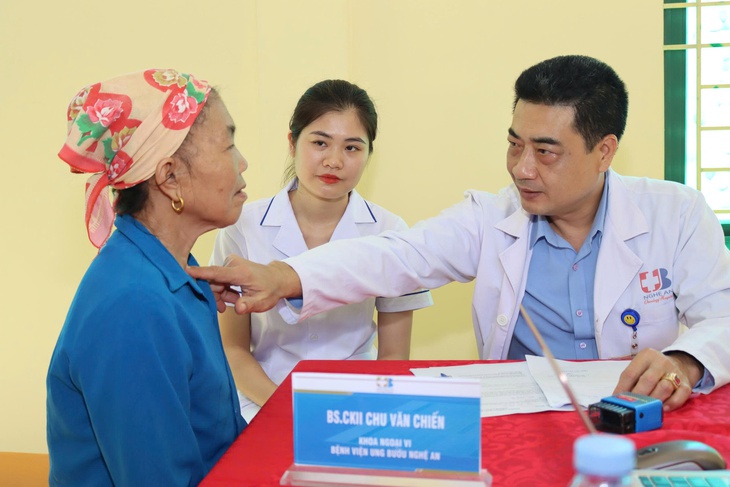 Y tế Nghệ An đưa chăm sóc sức khỏe đến bản làng xa- Ảnh 4.