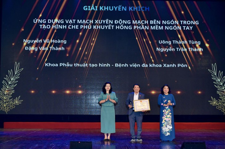 20 năm khoa Phẫu thuật tạo hình, Bệnh viện Xanh Pôn: Chữa lành khuyết hổng, rẽ hướng hàng vạn cuộc đời khiếm khuyết- Ảnh 2.