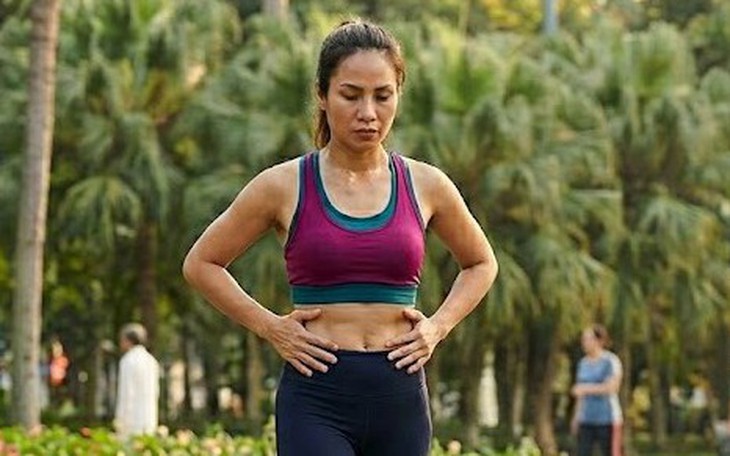 5 bài tập với dây kháng lực hỗ trợ giảm mỡ bụng sau tuổi 50 - Ảnh 1.