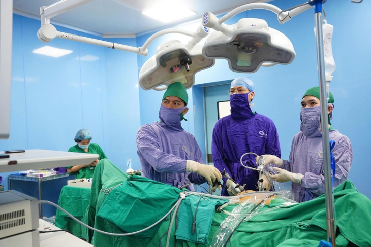 Cụ ông 74 tuổi thoát nguy cơ ung thư nhờ một lần khám sức khỏe định kỳ- Ảnh 1.