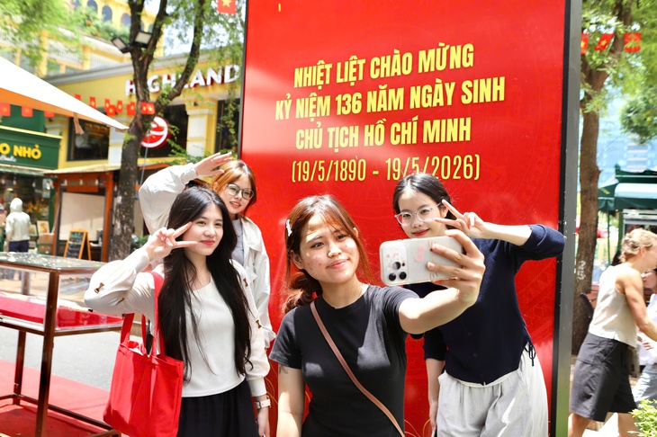 Triển lãm sách về Bác Hồ tại Đường sách TPHCM hút khách đến tham quan- Ảnh 7.