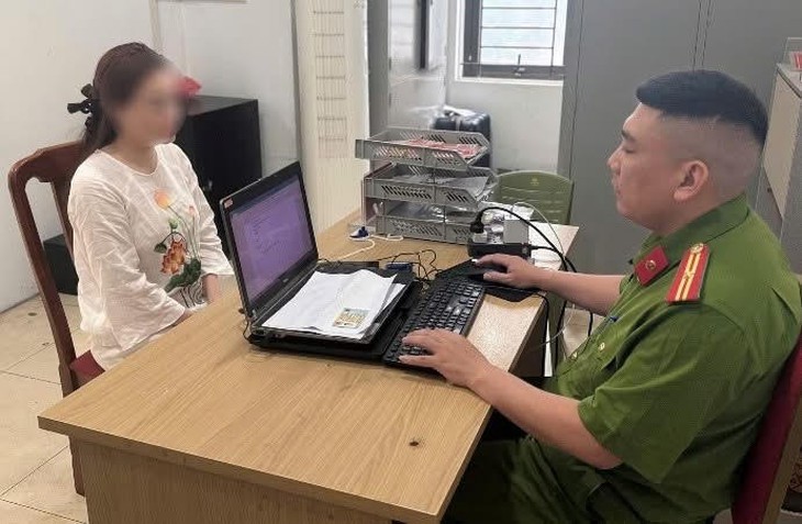 Công an lập hồ sơ xử lý người phụ nữ liên tục chửi, tát tài xế ô tô giữa đường- Ảnh 2.