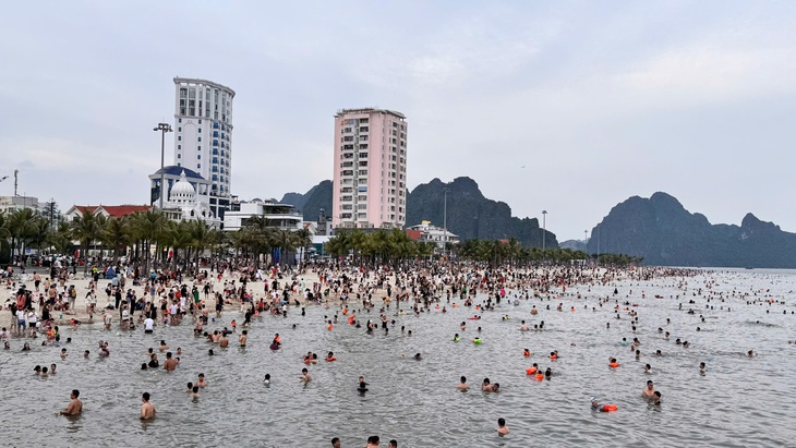 Quảng Ninh đón 600.000 lượt khách sau 2 ngày nghỉ lễ 30/4 - 1/5- Ảnh 1.