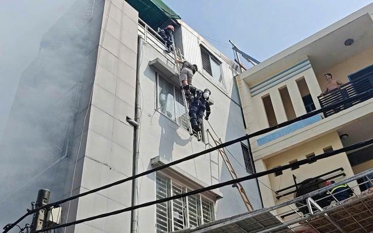 Vùng 3 Hải quân cứu một phụ nữ bị sóng cuốn khi chụp ảnh ở bán đảo Sơn Trà- Ảnh 3.