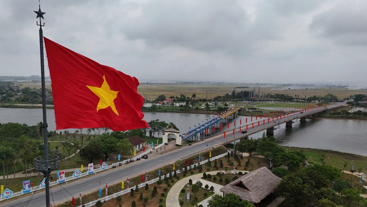 Đôi bờ Hiền Lương - Bến Hải với diện mạo mới, đón lượng khách tham quan kỷ lục dịp nghỉ lễ- Ảnh 1.