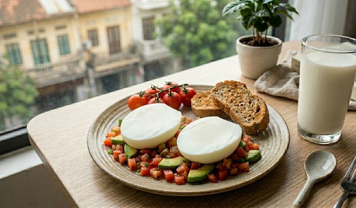 Bữa sáng với lòng trắng trứng gà và sữa giúp giữ dáng hiệu quả- Ảnh 1.
