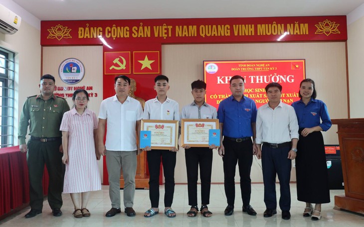 Trao Huy hiệu "Tuổi trẻ dũng cảm" cho 2 học sinh cứu người trên sông Con