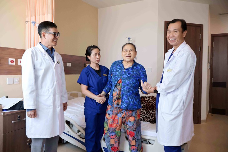 Vinmec thay khớp toàn phần cho bệnh nhân 78 tuổi bị hoại tử chỏm- Ảnh 2.