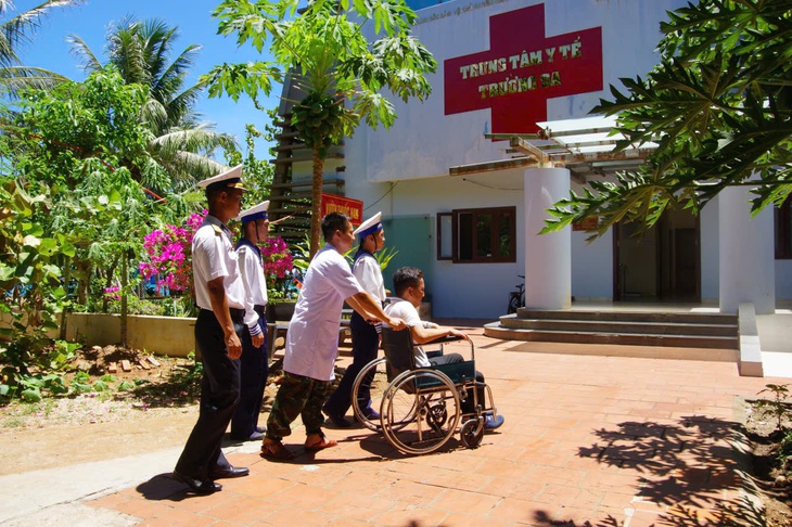 Trung tâm Y tế Trường Sa điều trị cho ngư dân bị đau dạ dày nặng khi đánh cá trên biển- Ảnh 1.