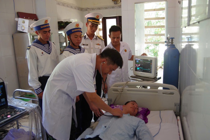 Trung tâm Y tế Trường Sa điều trị cho ngư dân bị đau dạ dày nặng khi đánh cá trên biển- Ảnh 2.