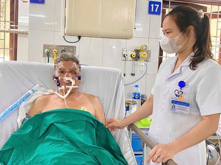 Cứu sống người đàn ông 69 tuổi đuối nước nguy kịch- Ảnh 1.