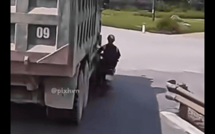 Một vụ tai nạn giao thông xảy ra trên đường tránh Huế khi xe tải chuyển hướng bất ngờ, người đi xe máy may mắn thoát chết sau va chạm nguy hiểm.