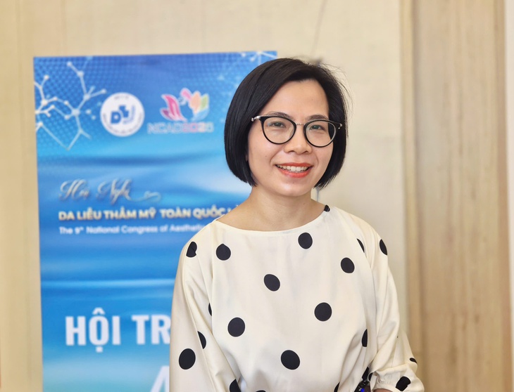 Tóc rụng nhiều do đâu? Bác sĩ cảnh báo về quảng cáo 'mọc tóc thần tốc'- Ảnh 1.