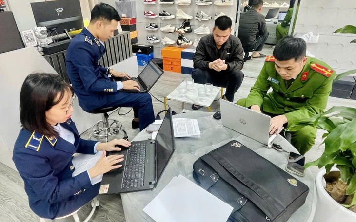 Khởi tố chủ cửa hàng Bull Sneaker về tội xâm phạm quyền sở hữu công nghiệp, thu giữ hàng hóa hơn 3,1 tỷ đồng- Ảnh 2.