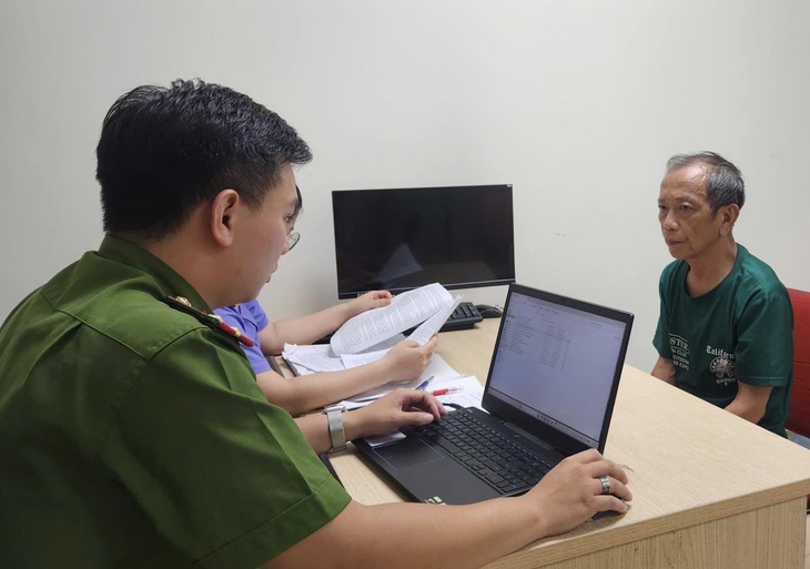 Người dân quanh nơi chữa bệnh bằng nước của ông Nguyễn Tiến Nam nói 'nhẹ nhõm' sau khi cơ sở đóng cửa- Ảnh 2.