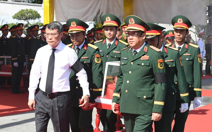 Thủ tướng Lê Minh Hưng dự lễ an táng 28 hài cốt liệt sĩ quân tình nguyện tại Quảng Trị