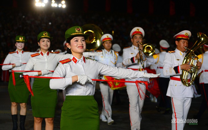 Người dân trải nghiệm 'đấu trí' với lừa đảo trực tuyến tại phố đi bộ Hà Nội - Ảnh 1.