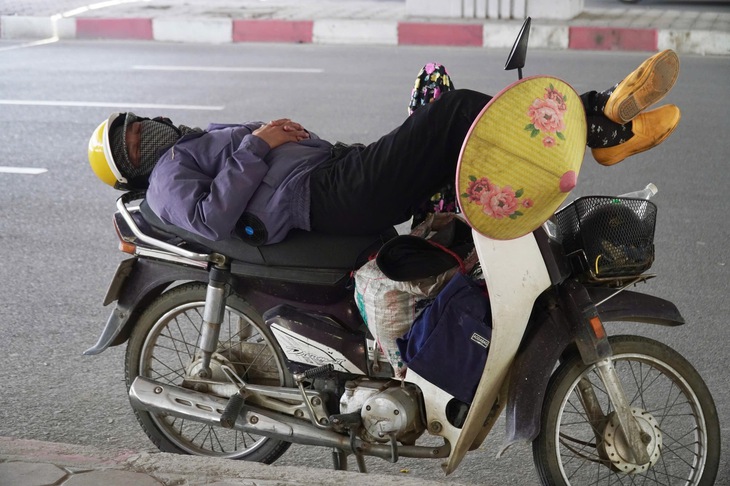Người lao động vất vả mưu sinh dưới trời nóng 'đỉnh điểm'- Ảnh 2.