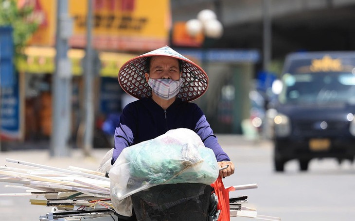 Kỷ lục nắng nóng ở Hà Nội bị phá vỡ khi nhiệt độ trạm khí tượng lên đến 41.1 độ