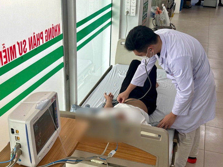 Shipper ngất xỉu, va chạm với ô tô do say nắng- Ảnh 1. Shipper ngất xỉu, va chạm với ô tô do say nắng- Ảnh 1.