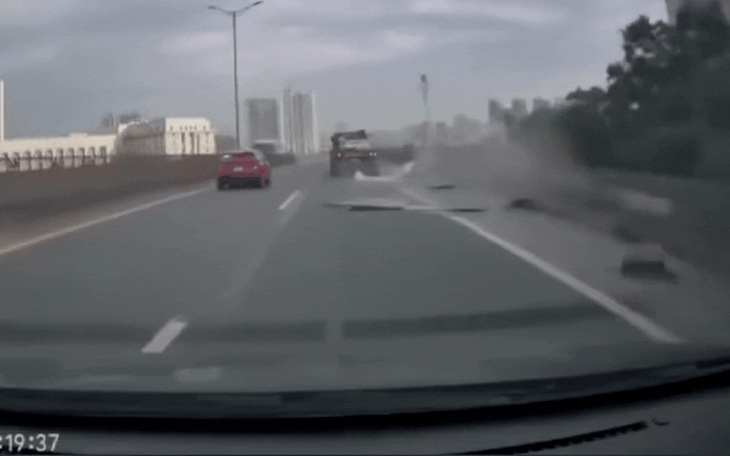 Video xe đầu kéo làm rơi hàng trên Vành đai 3, ô tô phía sau suýt gặp họa- Ảnh 2.