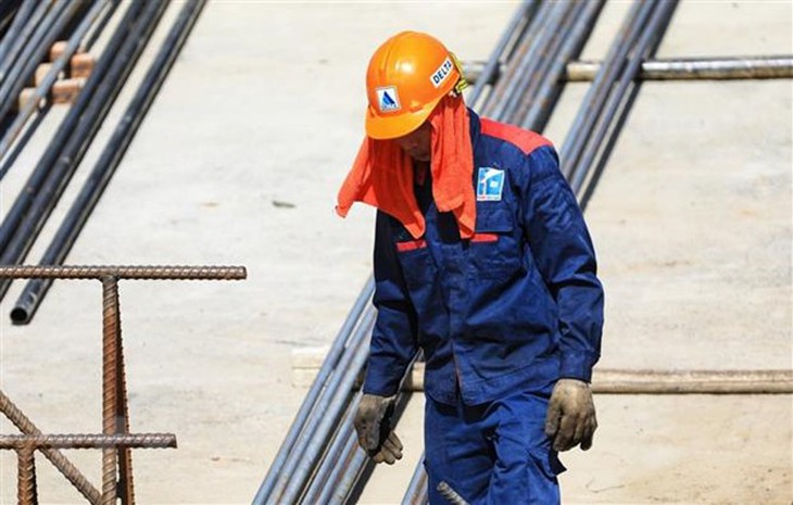Làm việc ngoài trời dưới thời tiết nắng nóng cần lưu ý 6 điều sau- Ảnh 1.
