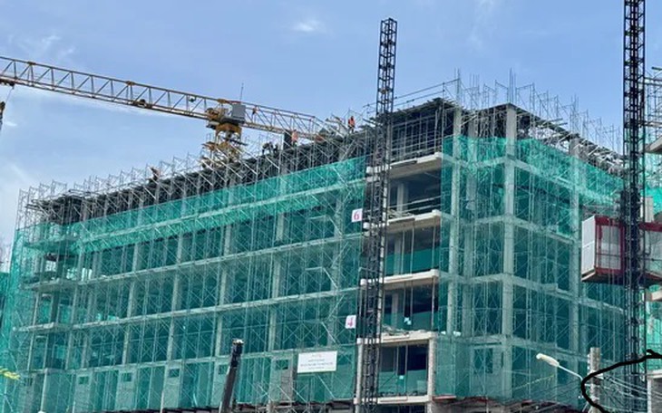 Khởi tố bị can trong vụ án thợ xây đi chân đất bị điện giật tử vong- Ảnh 2.