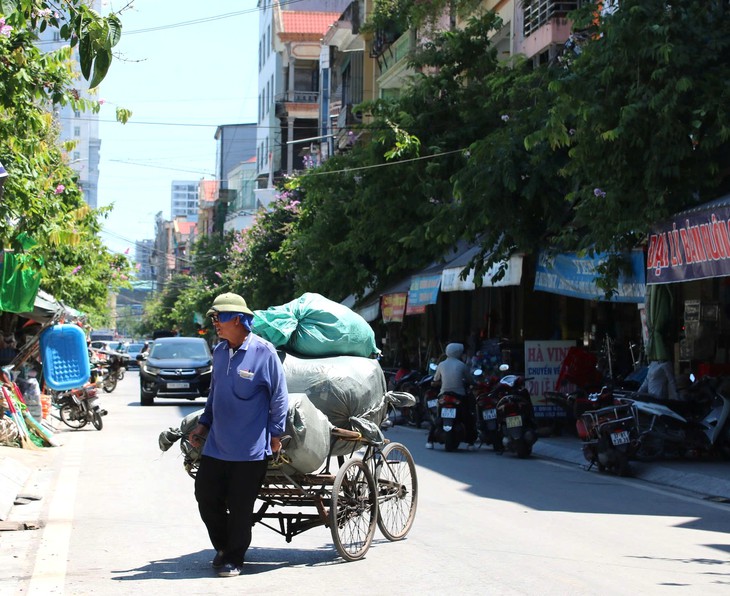 Người lao động oằn mình kiếm sống giữa nắng nóng cực điểm- Ảnh 4.