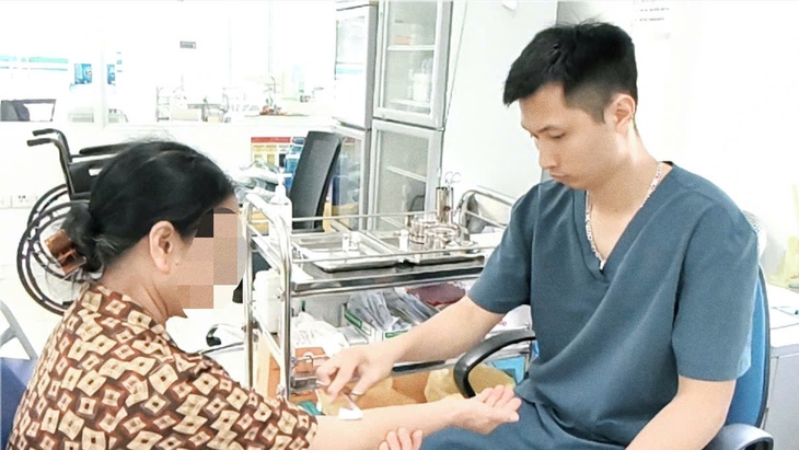 Mèo con cắn chủ rồi chết, chủ nuôi mới chịu đi tiêm phòng dại- Ảnh 3. Mèo con cắn chủ rồi chết, chủ nuôi mới chịu đi tiêm phòng dại- Ảnh 3.