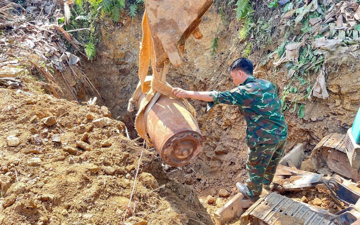 Đào đường phát hiện bom nặng 500kg, hiện trường được phong tỏa khẩn cấp- Ảnh 2.