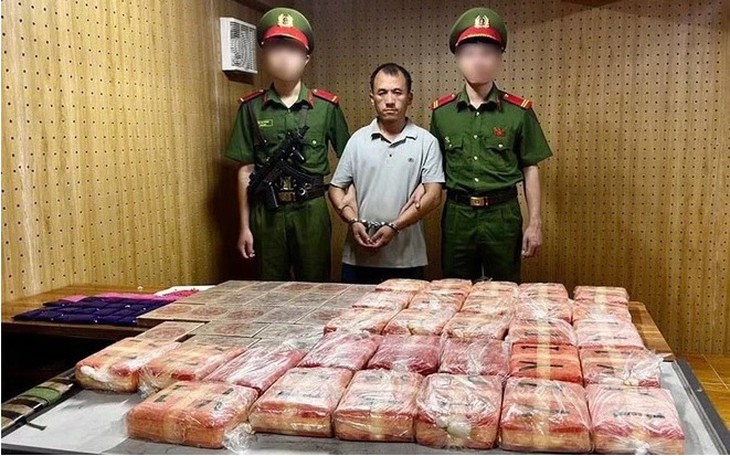 Lê Văn Sáu, 61 tuổi ở Phú Thọ, cầm dao ném đá chống đối công an- Ảnh 2.