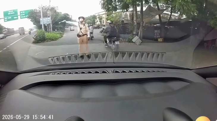 Xử phạt một người trong vụ 'thầy dạy lái xe' gây xôn xao tại Hà Nội- Ảnh 2. Xử phạt một người trong vụ 'thầy dạy lái xe' gây xôn xao tại Hà Nội- Ảnh 2.