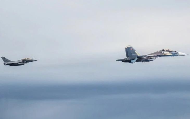 10 tiêm kích Su-30SM2 Nga xuất kích sát sườn NATO - Ảnh 2.