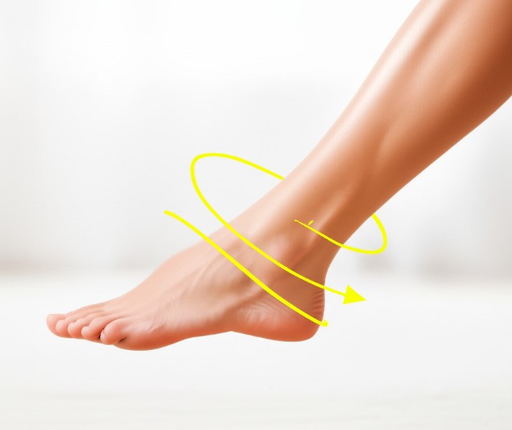 Hướng dẫn xoay cổ chân 5 phút mỗi ngày giúp tăng tuần hoàn, giảm cứng khớp - Ảnh 1. Hướng dẫn xoay cổ chân 5 phút mỗi ngày giúp tăng tuần hoàn, giảm cứng khớp - Ảnh 1.