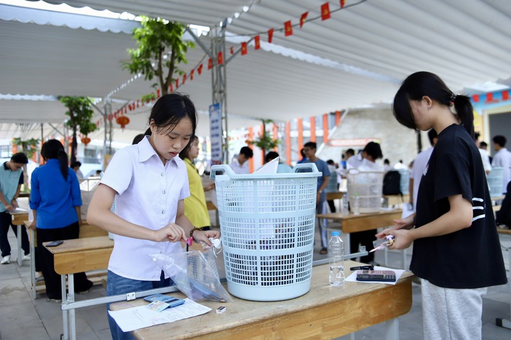 Hình ảnh sĩ tử Hà Nội trước giờ làm bài thi môn Toán lớp 10- Ảnh 7. Hình ảnh sĩ tử Hà Nội trước giờ làm bài thi môn Toán lớp 10- Ảnh 7.