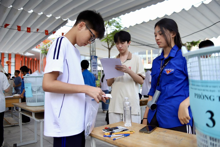 Hình ảnh sĩ tử Hà Nội trước giờ làm bài thi môn Toán lớp 10- Ảnh 8. Hình ảnh sĩ tử Hà Nội trước giờ làm bài thi môn Toán lớp 10- Ảnh 8.