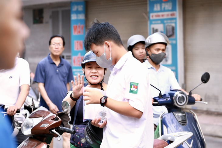 Hình ảnh sĩ tử Hà Nội trước giờ làm bài thi môn Toán lớp 10- Ảnh 2. Hình ảnh sĩ tử Hà Nội trước giờ làm bài thi môn Toán lớp 10- Ảnh 2.