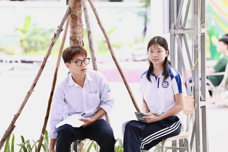 Hình ảnh sĩ tử Hà Nội trước giờ làm bài thi môn Toán lớp 10- Ảnh 11. Hình ảnh sĩ tử Hà Nội trước giờ làm bài thi môn Toán lớp 10- Ảnh 11.