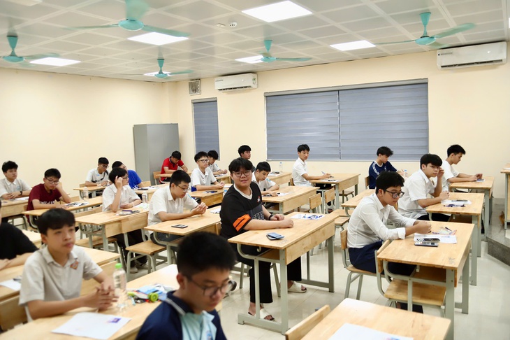 Hình ảnh sĩ tử Hà Nội trước giờ làm bài thi môn Toán lớp 10- Ảnh 12. Hình ảnh sĩ tử Hà Nội trước giờ làm bài thi môn Toán lớp 10- Ảnh 12.