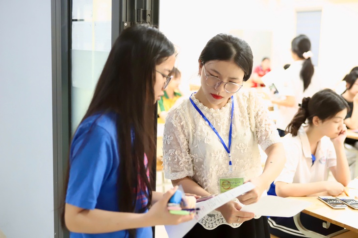 Hình ảnh sĩ tử Hà Nội trước giờ làm bài thi môn Toán lớp 10- Ảnh 13. Hình ảnh sĩ tử Hà Nội trước giờ làm bài thi môn Toán lớp 10- Ảnh 13.
