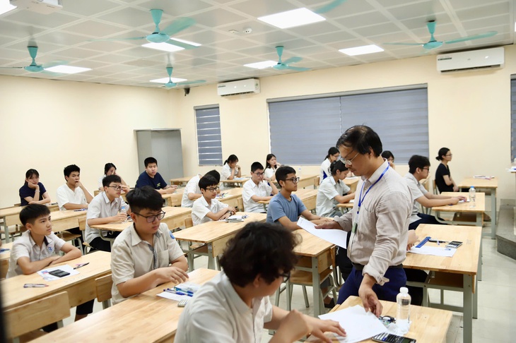 Hình ảnh sĩ tử Hà Nội trước giờ làm bài thi môn Toán lớp 10- Ảnh 15. Hình ảnh sĩ tử Hà Nội trước giờ làm bài thi môn Toán lớp 10- Ảnh 15.