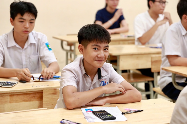 Hình ảnh sĩ tử Hà Nội trước giờ làm bài thi môn Toán lớp 10- Ảnh 14. Hình ảnh sĩ tử Hà Nội trước giờ làm bài thi môn Toán lớp 10- Ảnh 14.