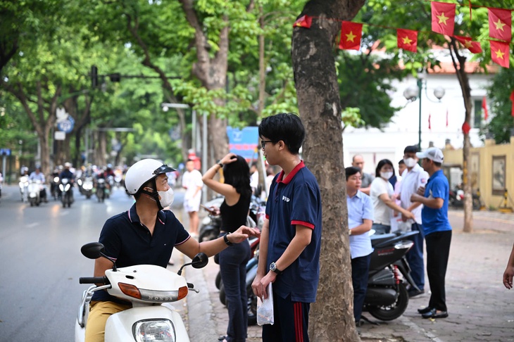 Hình ảnh sĩ tử Hà Nội trước giờ làm bài thi môn Toán lớp 10- Ảnh 3. Hình ảnh sĩ tử Hà Nội trước giờ làm bài thi môn Toán lớp 10- Ảnh 3.